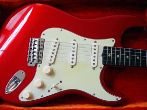 Una Fender Stratocaster 1963 (Candy Apple Red)